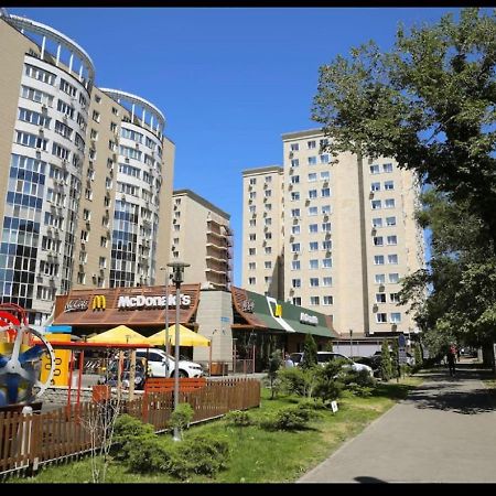 Студия В Стиле Loft В Центре Города Alma-Ata Exteriör bild
