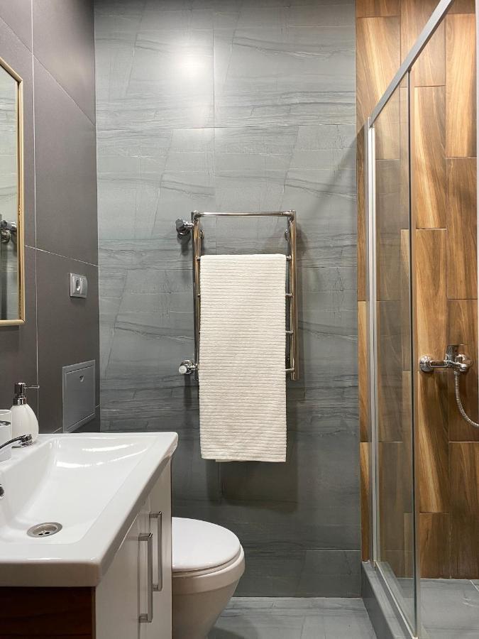 Студия В Стиле Loft В Центре Города Alma-Ata Exteriör bild