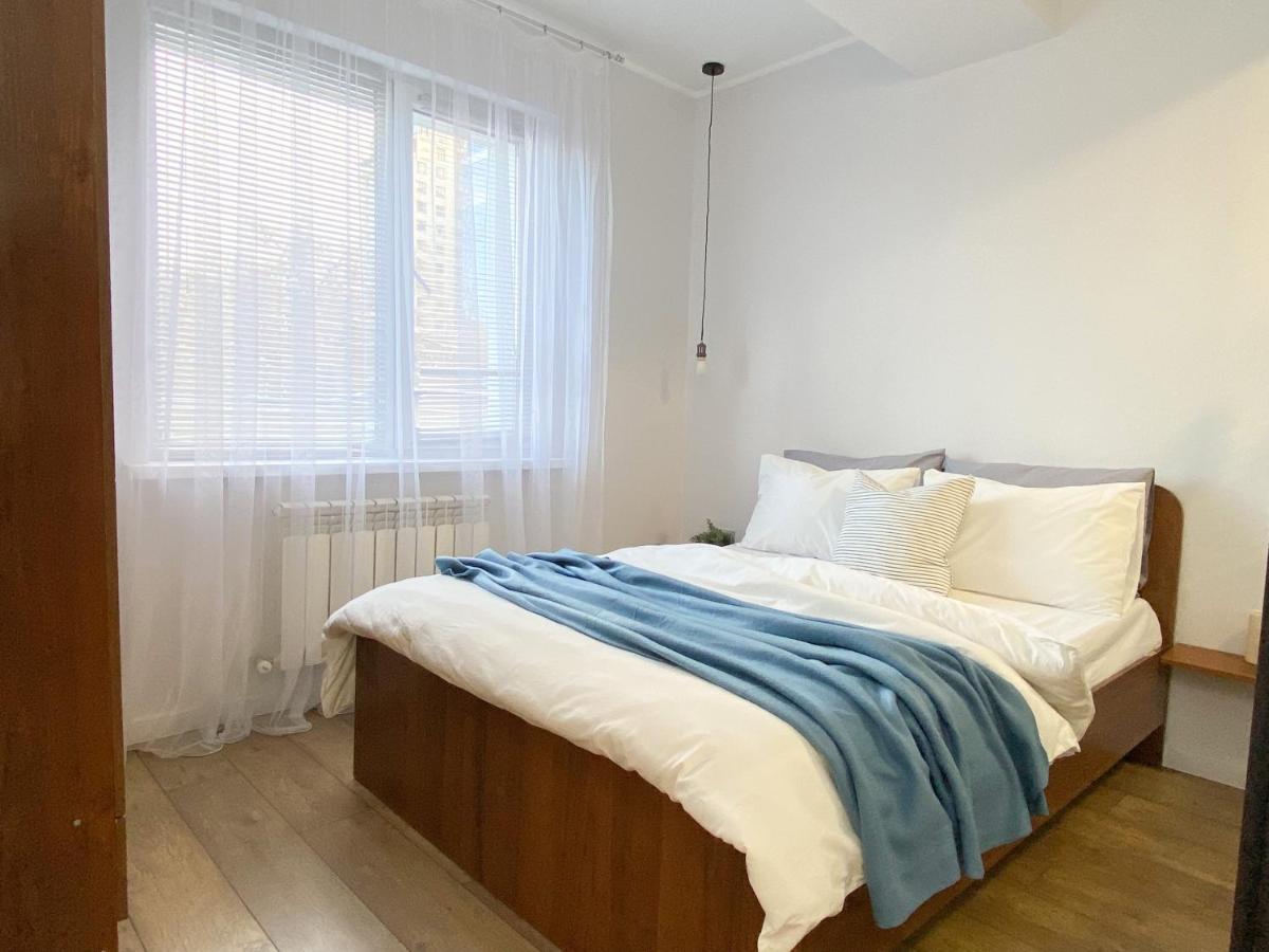 Студия В Стиле Loft В Центре Города Alma-Ata Exteriör bild