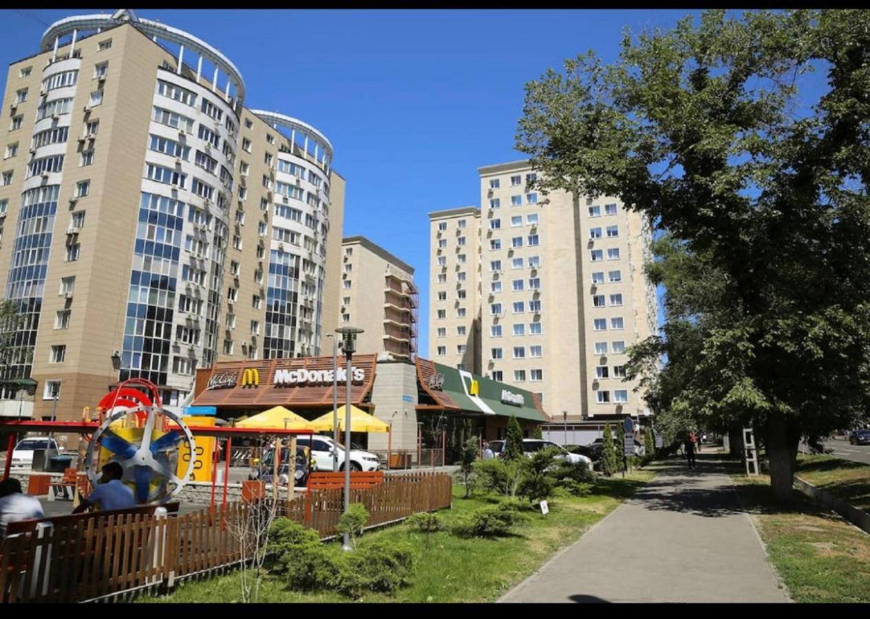 Студия В Стиле Loft В Центре Города Alma-Ata Exteriör bild